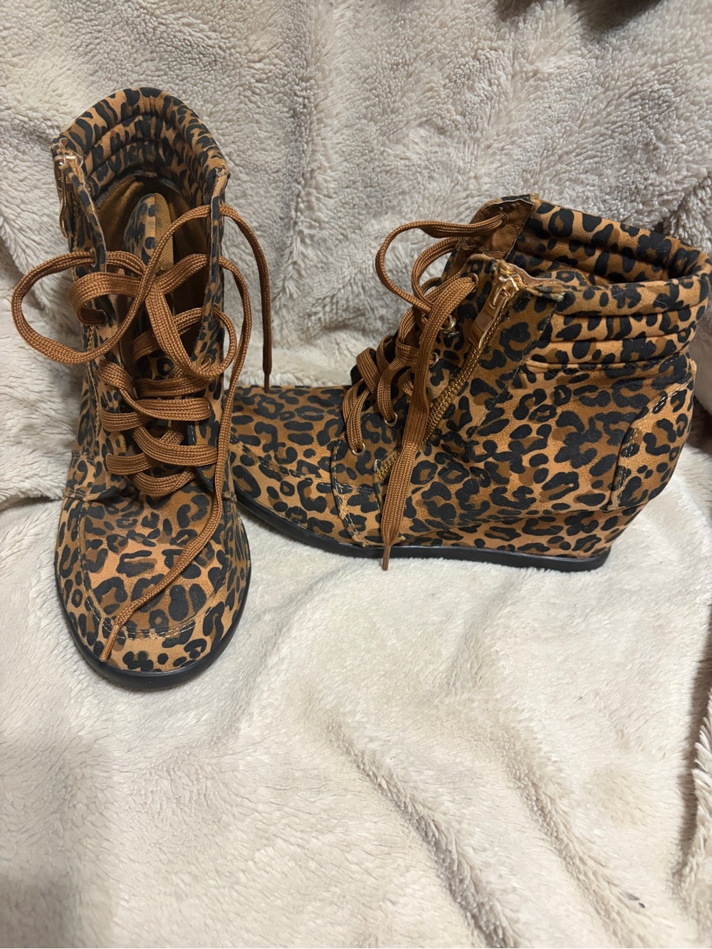 💜 8 1/2 Womens Leopard Print Lace-Up Wedge Bootie Boots - Brown